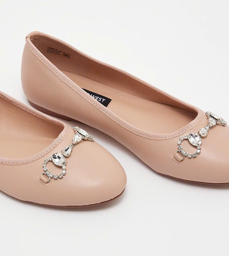 Giày búp bê Nine West hồng nude mũi xích đá