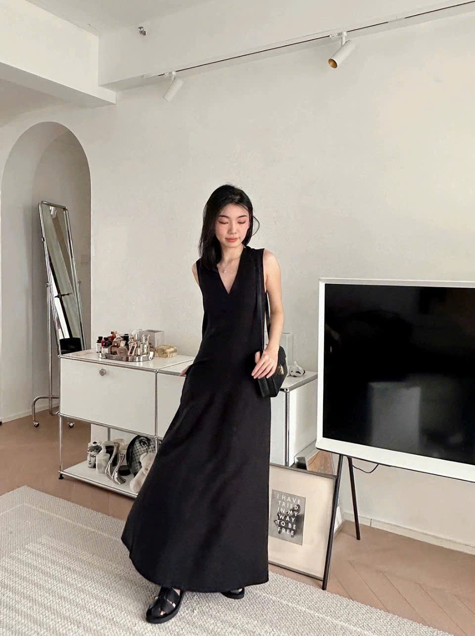 Váy Poplin cổ chữ V xẻ sâu TOTEME