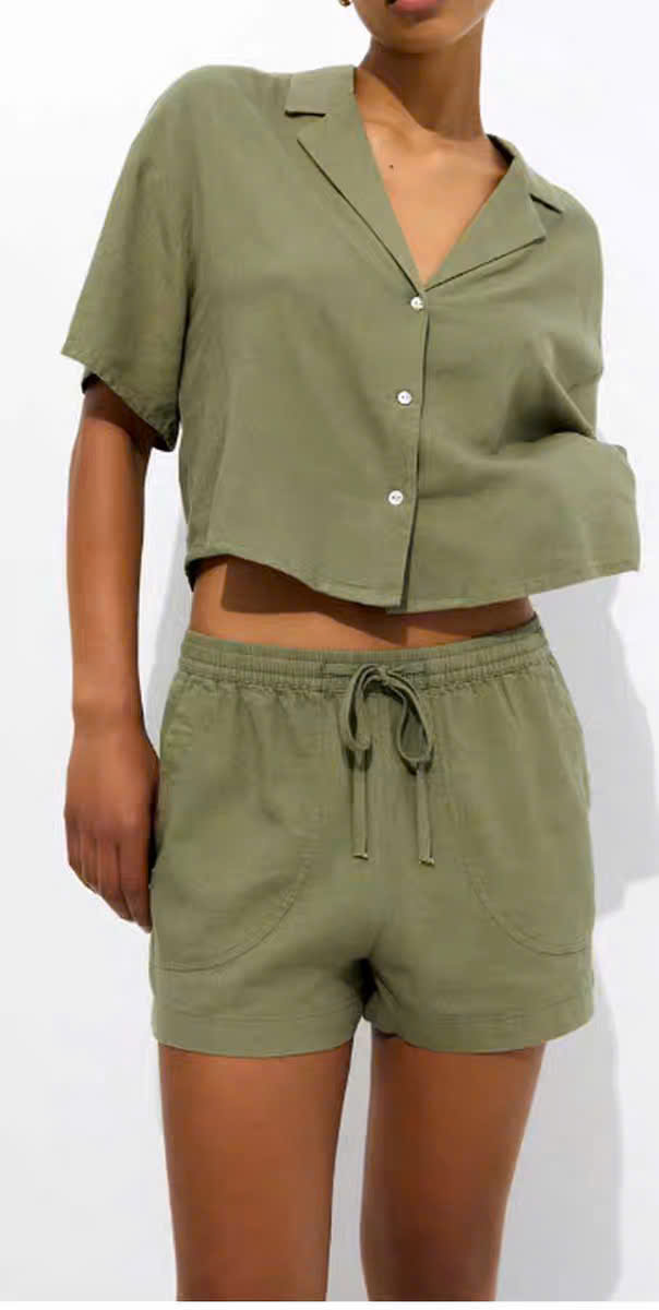 Sơ mi cộc tay Pull Bear cổ đức