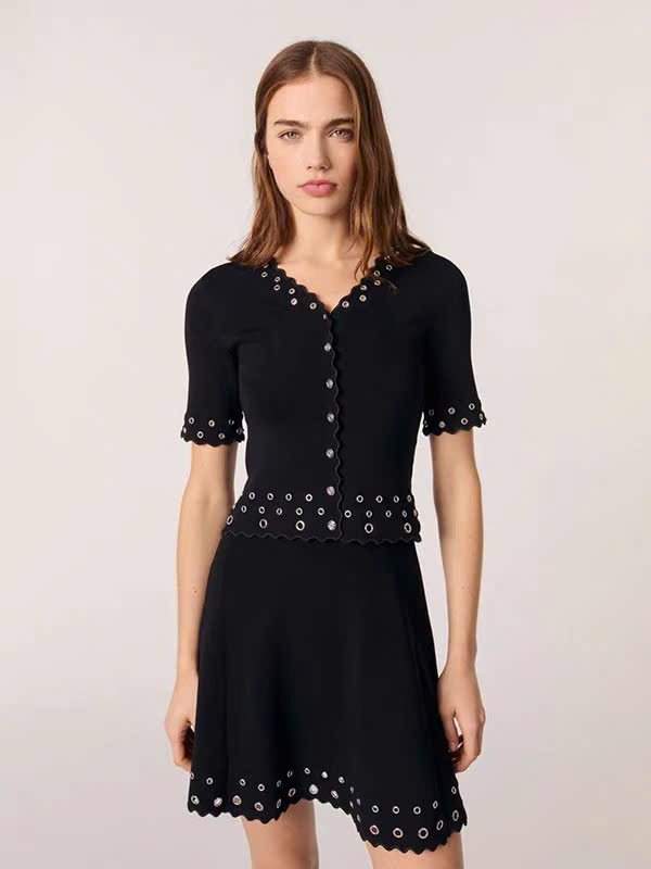 Áo cardigan dệt kim dáng ngắn đính khuy lỗ