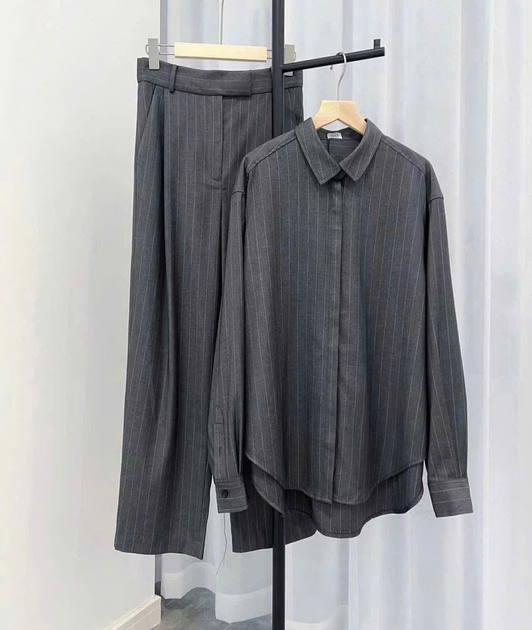 Quần suông TOTEME kẻ chìm màu tàn