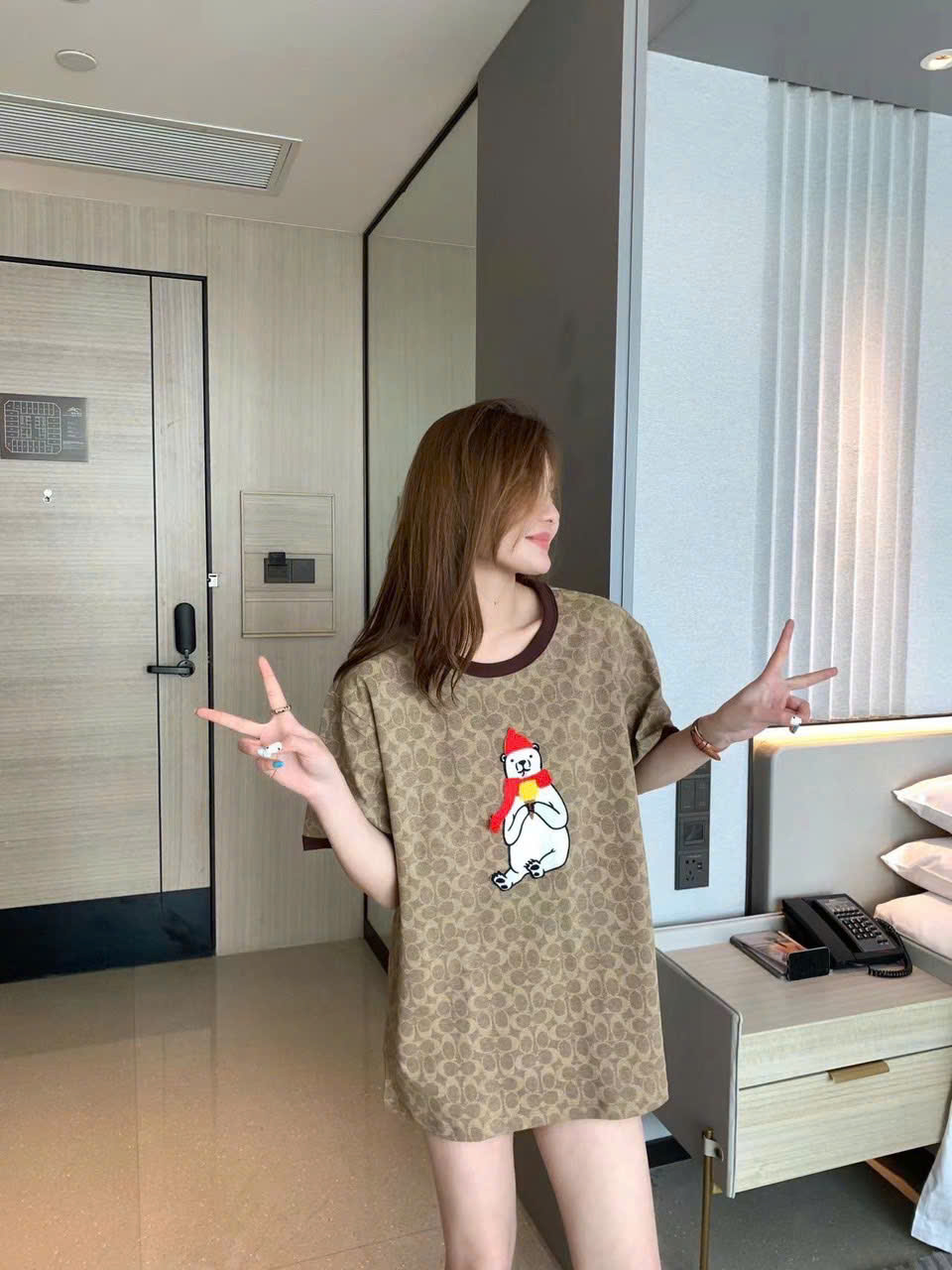 Tshirt Coach nền nâu logo dáng oversize