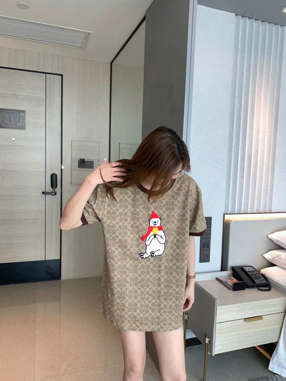 Tshirt Coach nền nâu logo dáng oversize