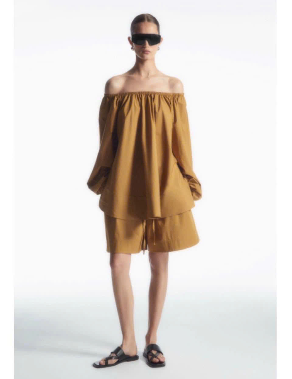 Quần short khaki COS dáng ngắn cạp chun