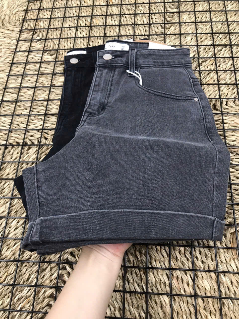 Short denim lửng Zara cắt gấu màu xám