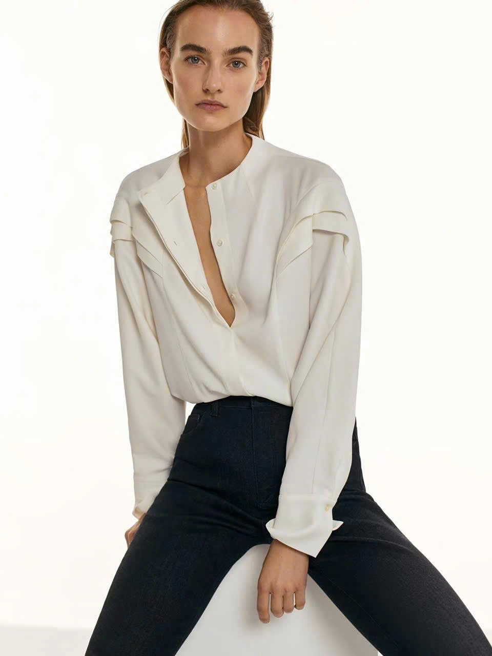 Sơ mi Massimo Dutti trắng vạt ly vai đuôi tôm