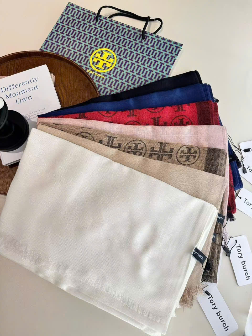 Khăn lụa Tory Burch họa logo chìm
