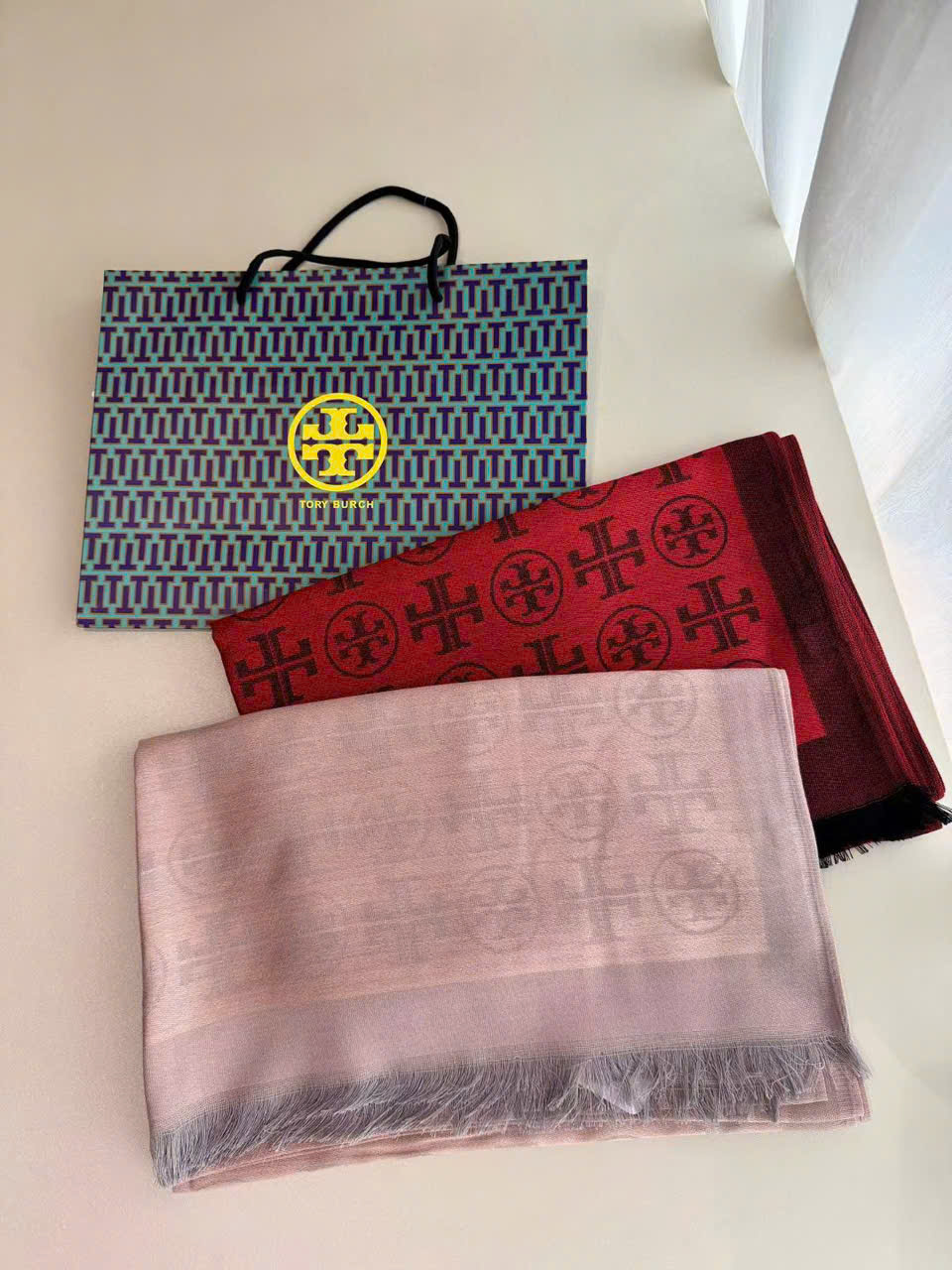 Khăn lụa Tory Burch họa logo chìm