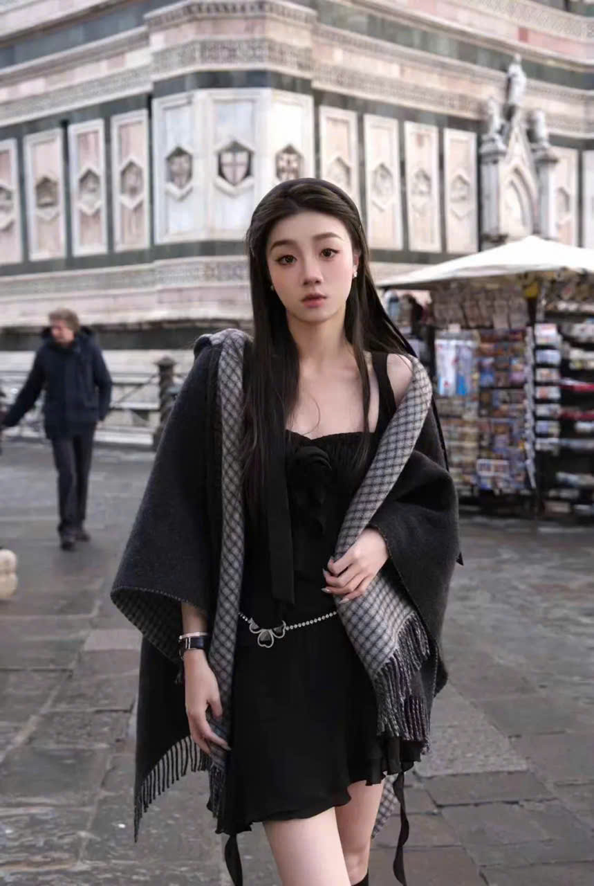 Khăn cape FENDI tua rua