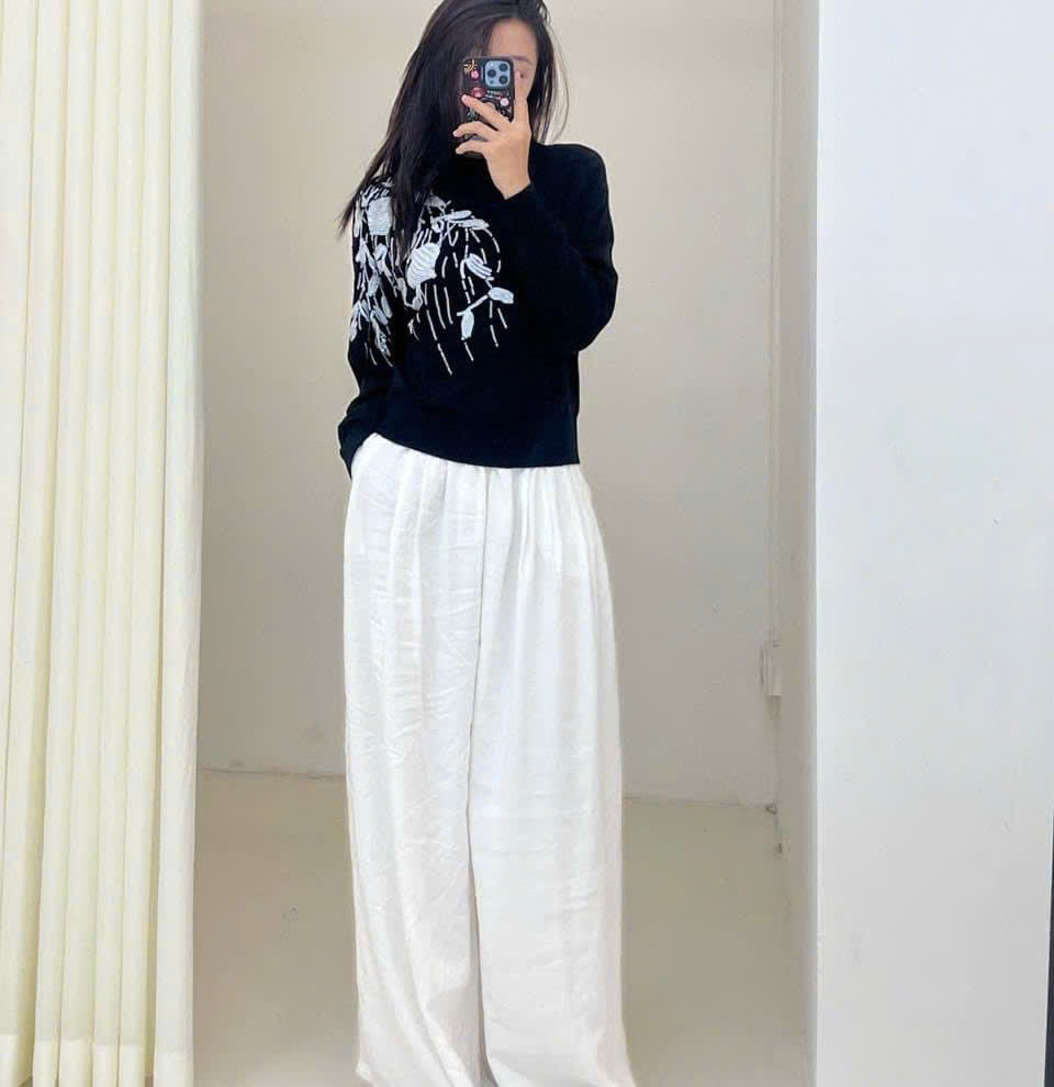 Áo len Brunello Cucinelli cổ trụ đính hoa sequin ngực