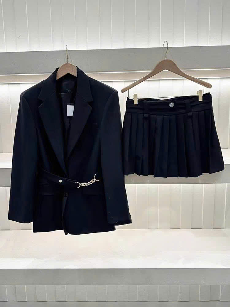 Blazer Maje đen 2 túi trước belt xích