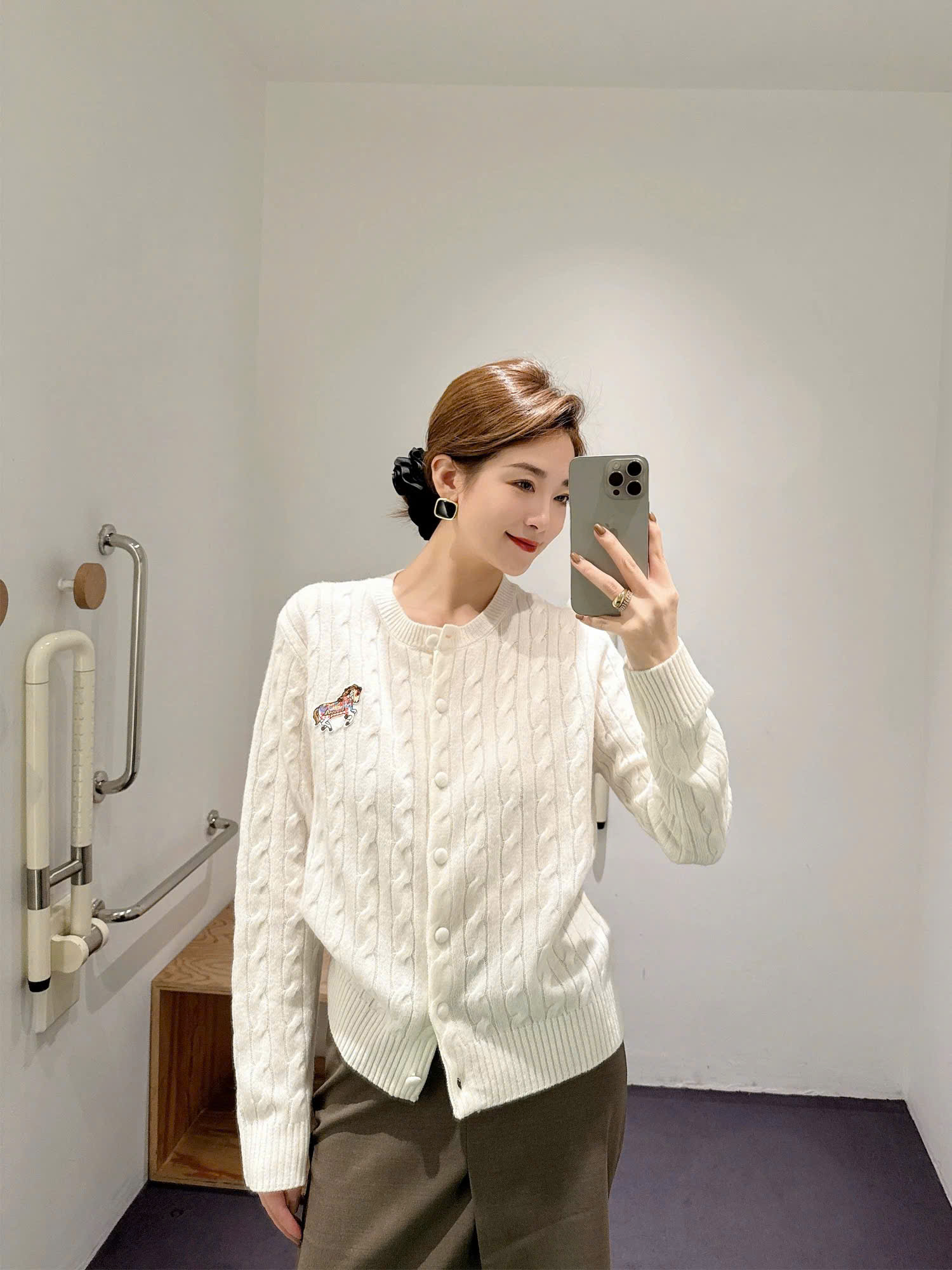 Cardigan Erdos thêu logo ngực