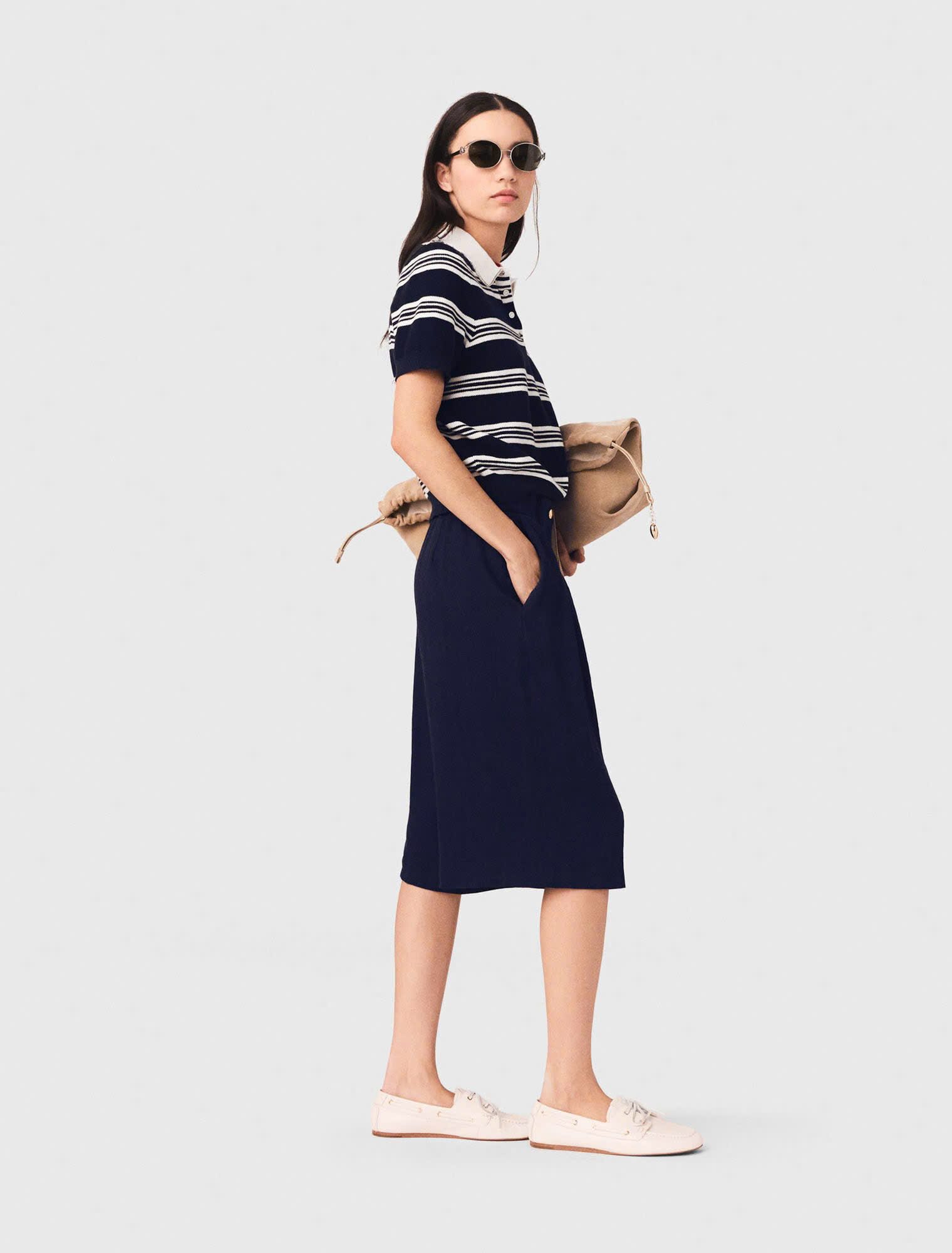 Áo polo kẻ sọc với cổ áo đính đá.