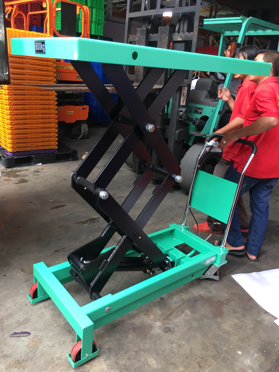 xe nâng mặt bàn 800kg