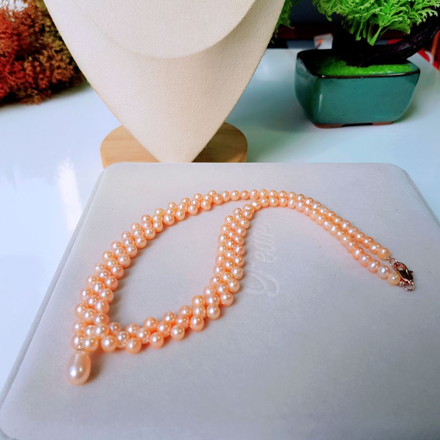 Ngọc trai: Những viên ngọc trai là tượng đài cho sự thanh lịch và tinh túy. Hãy khám phá hình ảnh liên quan để chiêm ngưỡng sự trang trọng và đẳng cấp của chúng. (Translation: Pearl is a symbol of elegance and purity. Explore the related images to admire the sophistication and high-class of pearls.)