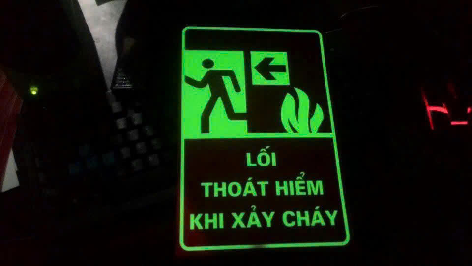 Biển lối thoát hiểm khi xảy ra cháy in trên decal dạ quang Biển lối thoát hiểm khi xảy ra cháy in trên decal dạ quang