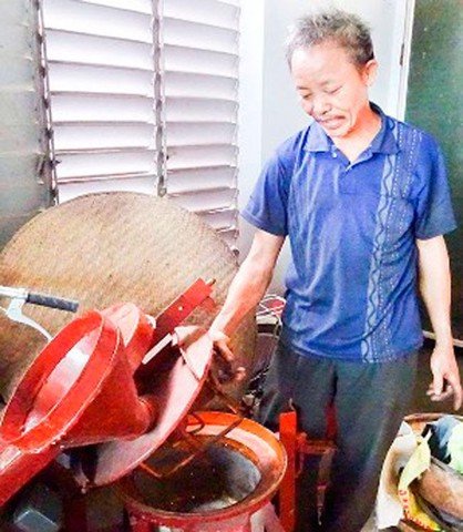 nguoi-tho-sua-xe-dap-sang-che-ra-cac-loai-may-tach-hat-may-nang