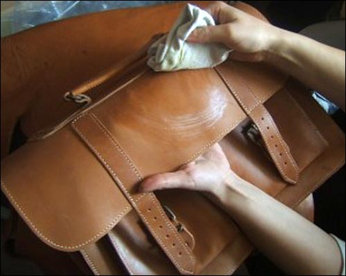 Cách bảo quản cặp da nam không bị hỏng bởi mồ hôi