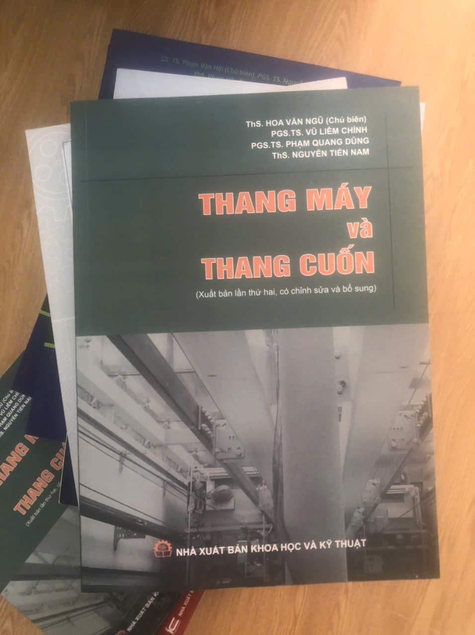 Thang Máy Và Thang Cuốn - ThS. Hoa Văn Ngũ, PGS.TS. Vũ Liêm Chính, PGS.TS. Phạm Quang Dũng