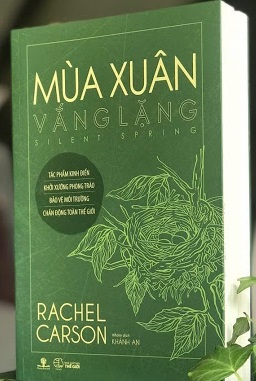 sách mùa xuân vắng lặng