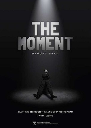 Sách The Moment - 31 Artists Through The Lens Of Phương Phạm (Sách Ảnh)