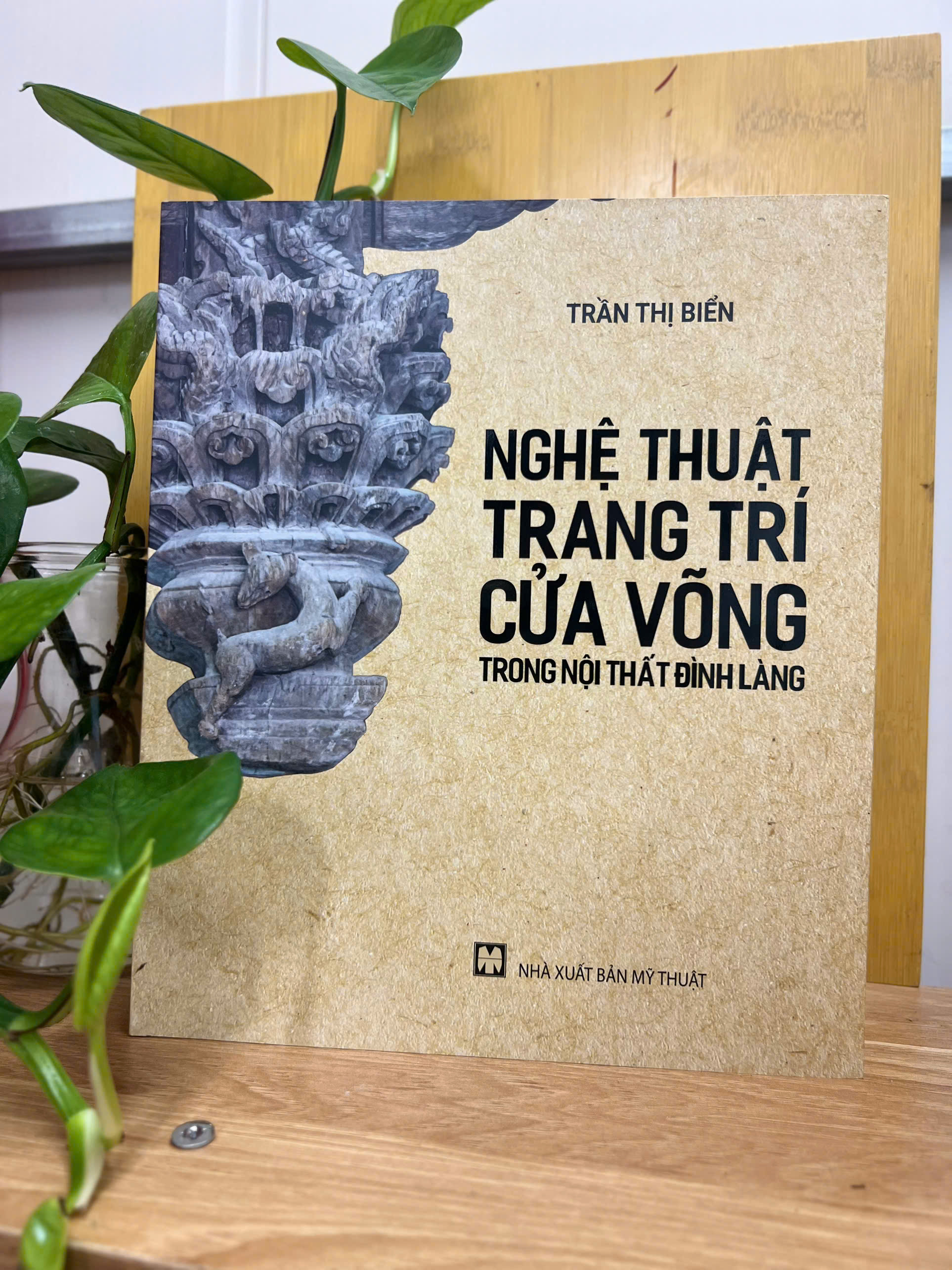 sách Nghệ Thuật Trang Trí Cửa Võng Trong Nội Thất Đình Làng (Trần Thị Biển)