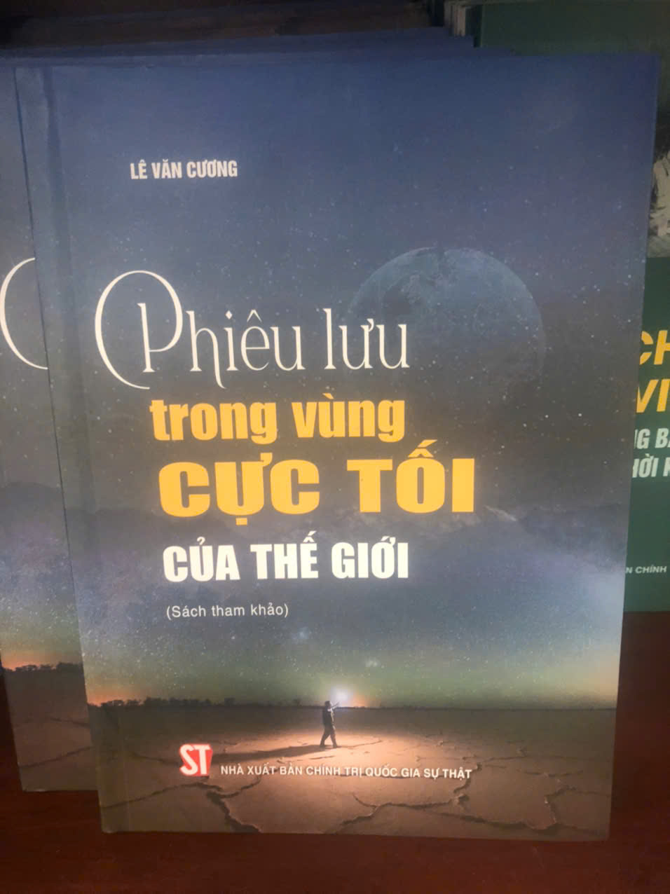 Sách Phiêu Lưu Trong Vùng Cực Tối Của Thế Giới - Lê Văn Cương