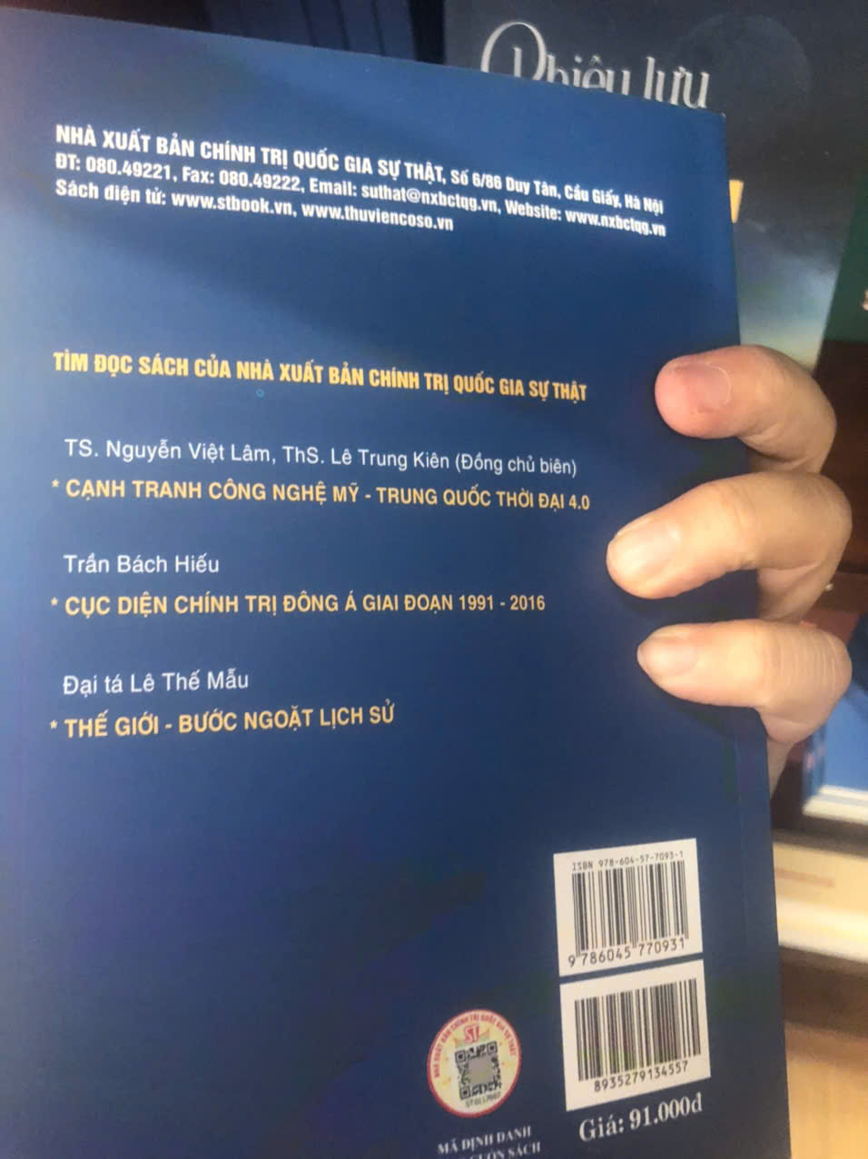 Sách Phiêu Lưu Trong Vùng Cực Tối Của Thế Giới - Lê Văn Cương