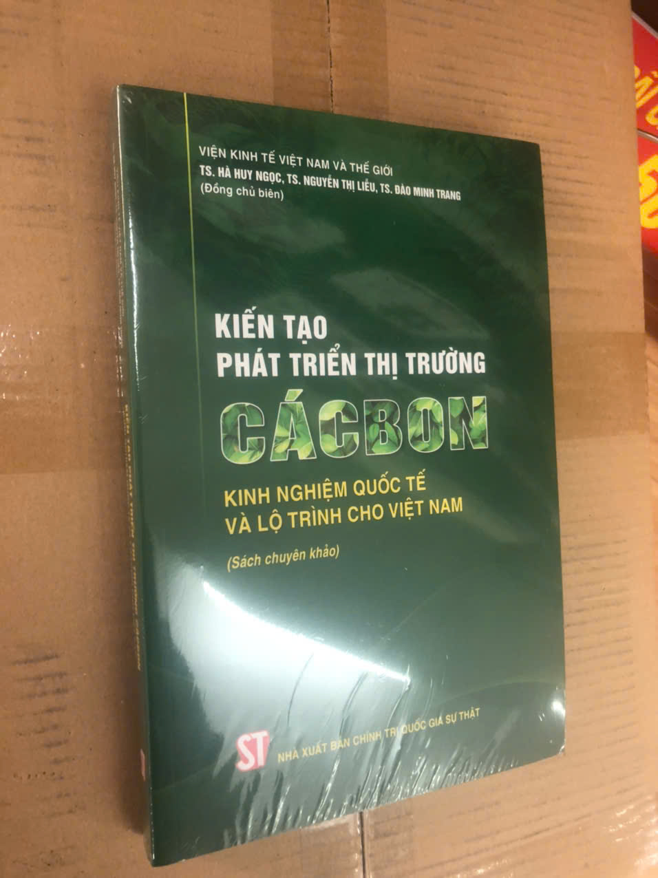Kiến tạo phát triển thị trường cácbon: Kinh nghiệm quốc tế và lộ trình cho Việt Nam (Sách chuyên khảo) TS. Hà Huy Ngọc, TS. Nguyễn Thị Liễu, TS. Đào Minh Trang đồng chủ biên.