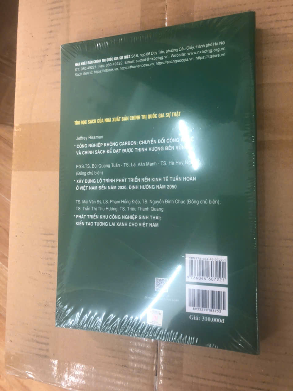 Kiến tạo phát triển thị trường cácbon: Kinh nghiệm quốc tế và lộ trình cho Việt Nam (Sách chuyên khảo) TS. Hà Huy Ngọc, TS. Nguyễn Thị Liễu, TS. Đào Minh Trang đồng chủ biên.