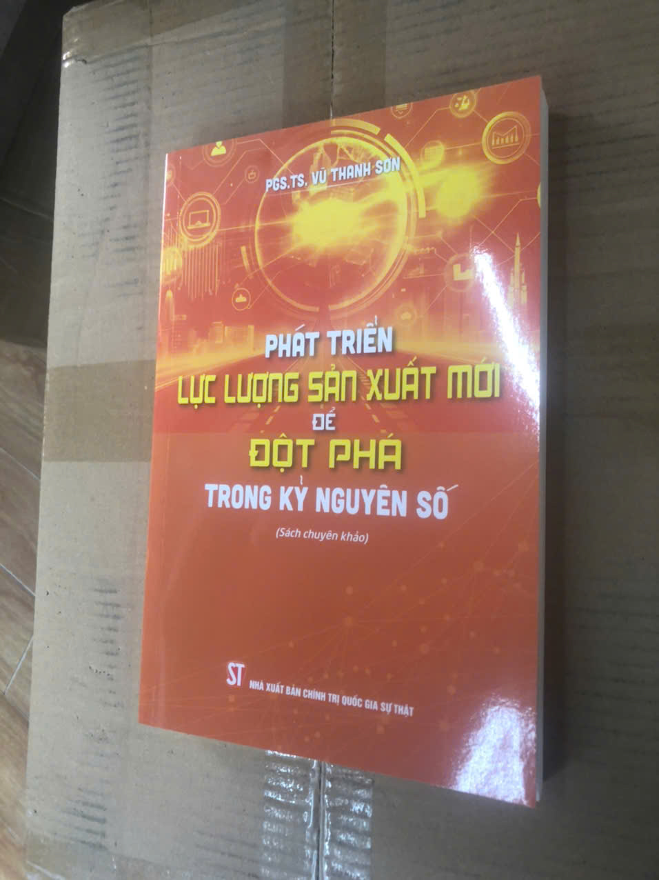 Phát triển lực lượng sản xuất mới để đột phá trong kỷ nguyên số (Sách chuyên khảo) PGS.TS. Vũ Thanh Sơn