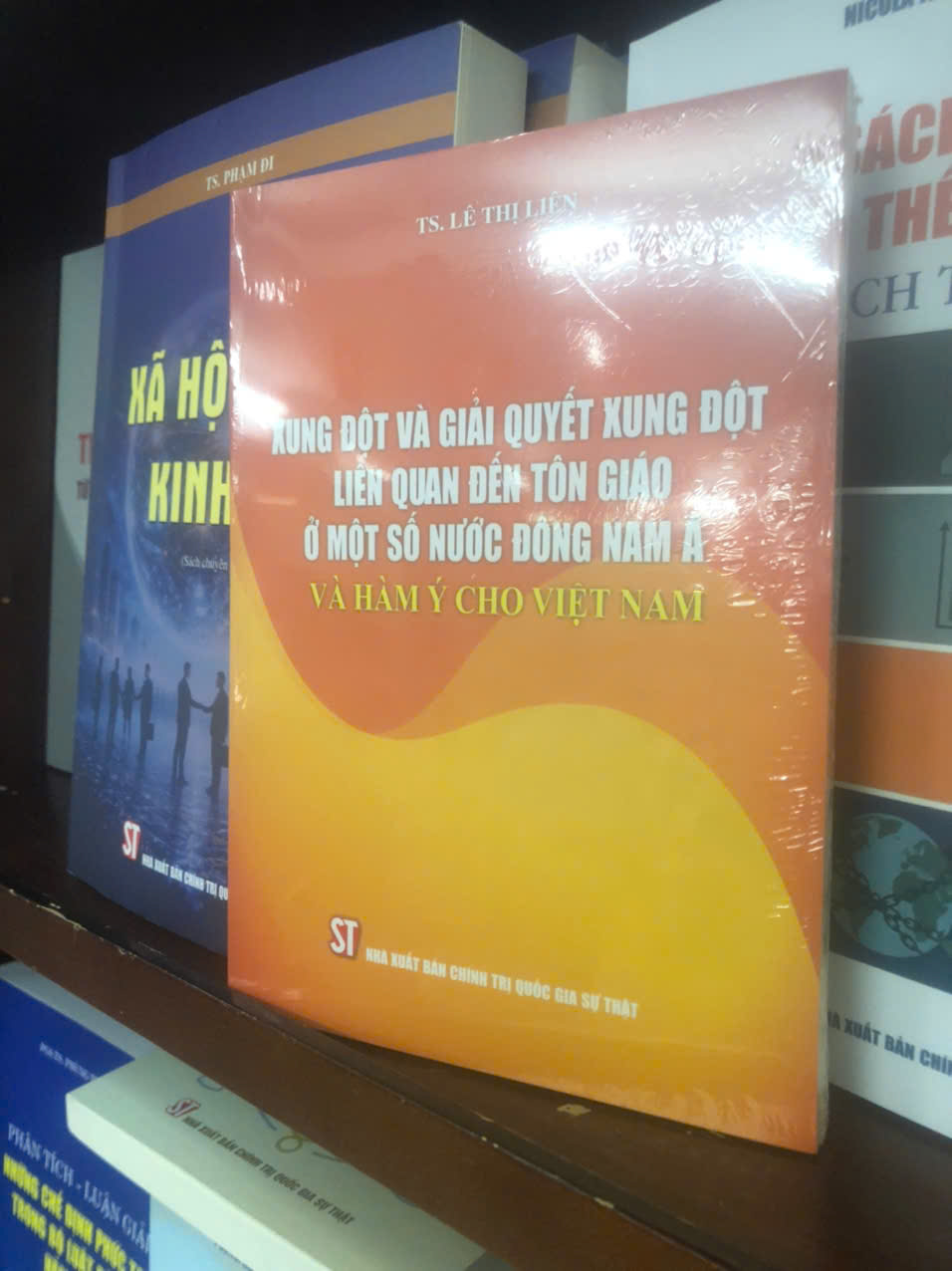 Xung Đột Và Giải Quyết Xung Đột Liên Quan Đến Tôn Giáo Ở Một Số Nước Đông Nam Á Và Hàm Ý Cho Niệt Nam - TS. Lê Thị Liên