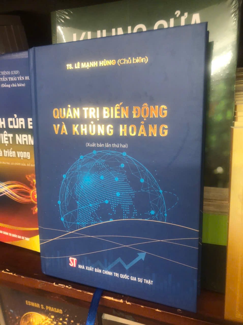 Quản trị biến động và khủng hoảng (Xuất bản lần thứ hai) Lê Mạnh Hùng (chủ biên)