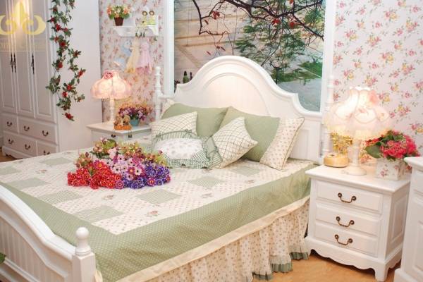 Tự tay trang trí giường cưới gọn gàng, lãng mạn đêm tân hôn.