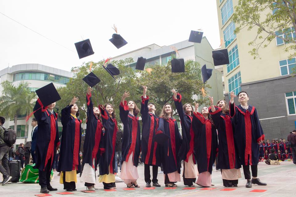 NHỮNG PHỤ KIỆN KHÔNG THỂ THIẾU TRONG BỘ ẢNH KỶ YẾU