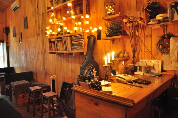 Trang trí quán cà phê bằng đèn led