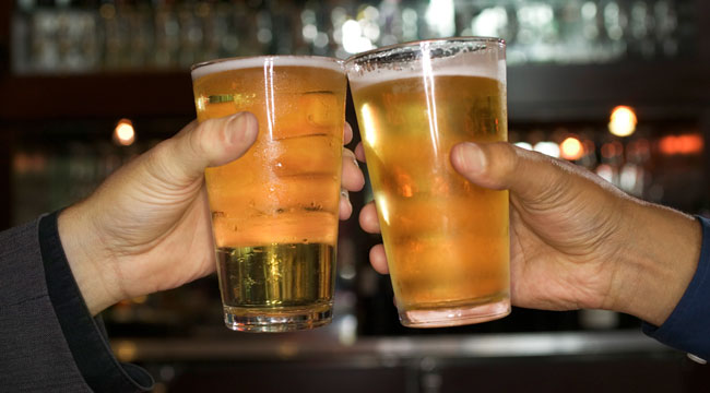 Tại sao tập thể hình không nên uống rượu bia