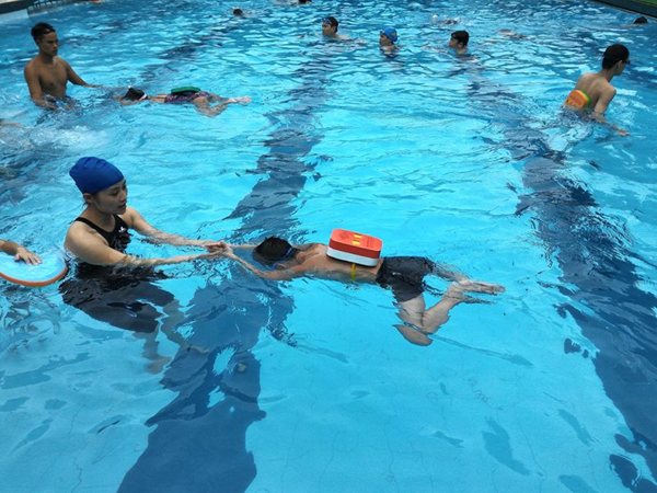 Học sinh nghèo học bơi lội miễn phí