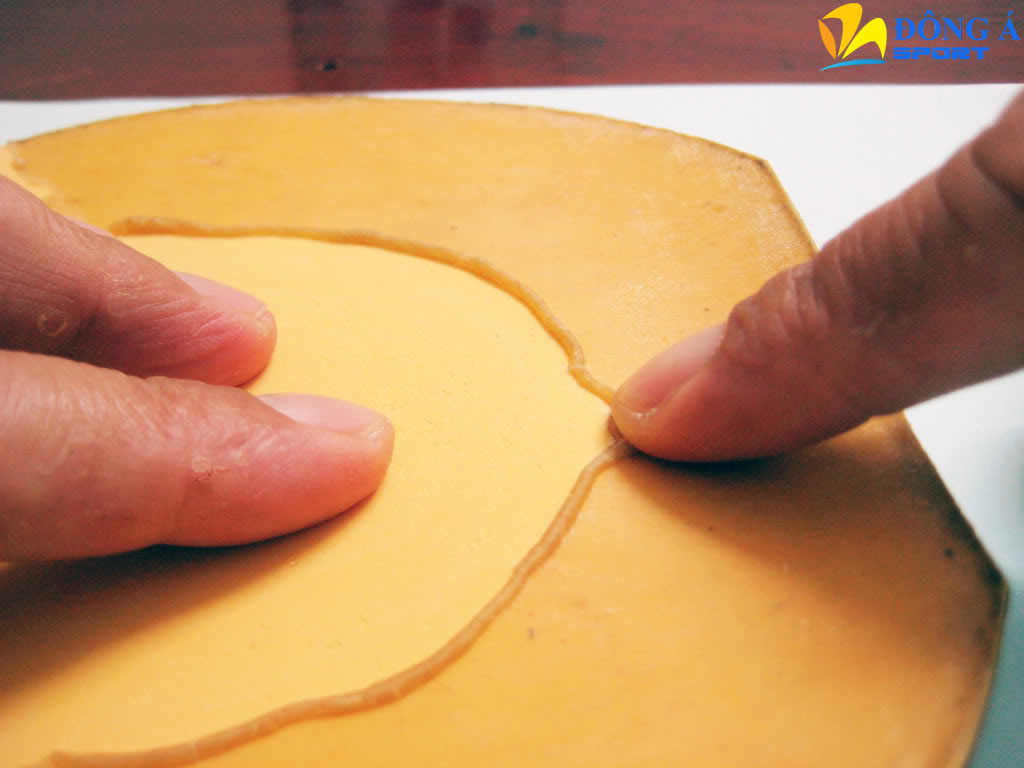 Cách dán mặt vợt bóng bàn chính xác nhất