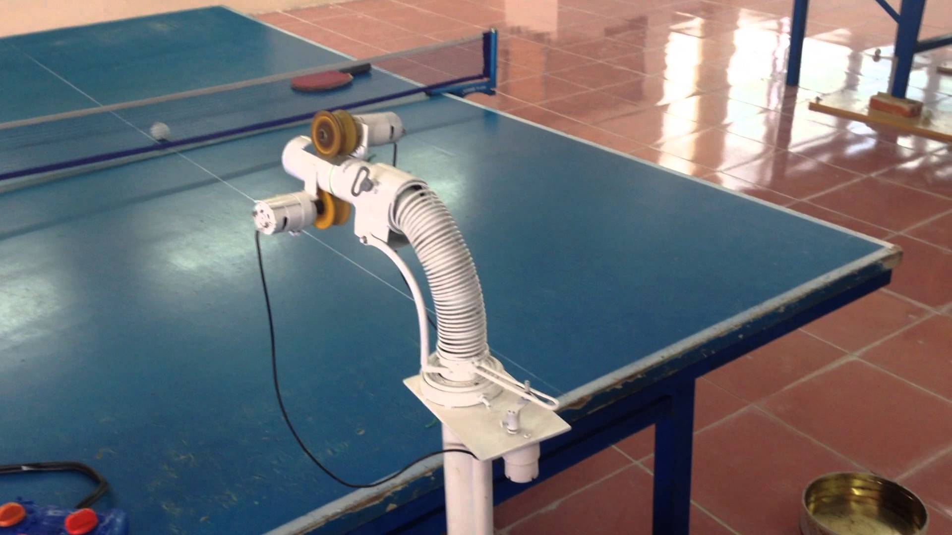 Máy bắn bóng bàn tự chế