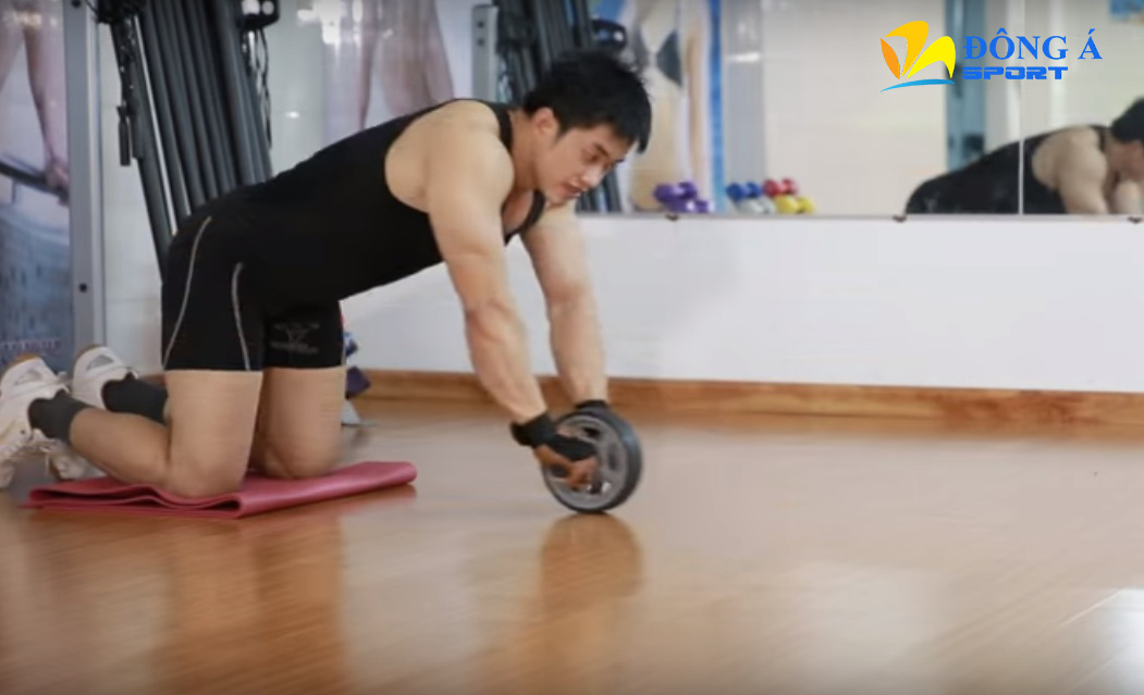 Hướng dẫn luyện tập với con lăn tập bụng AB Wheel bước 3