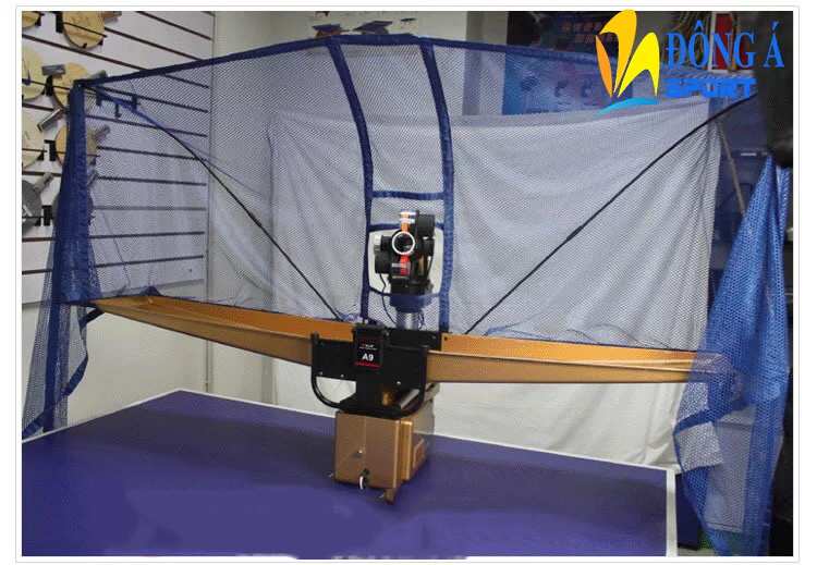 Máy bắn bóng bàn Y&T A9 khi lắp vào bàn
