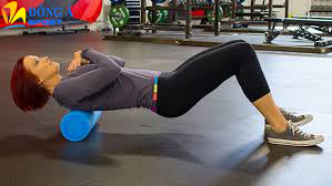 Tập massage lưng, vai với ống lăn Foam Roller
