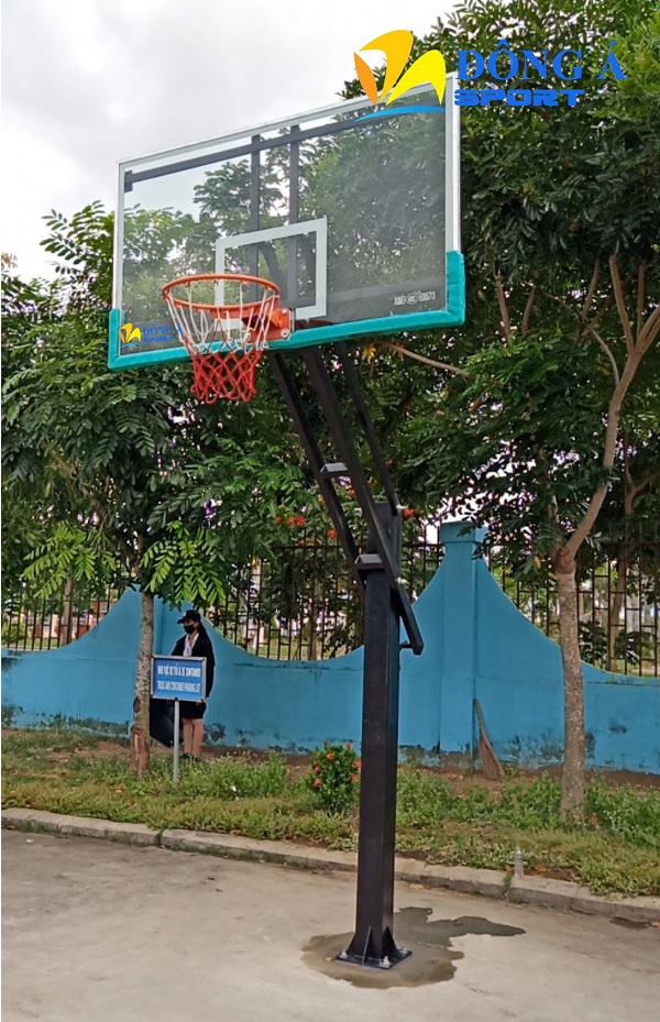 Mặt sau trụ bóng rổ cố định
