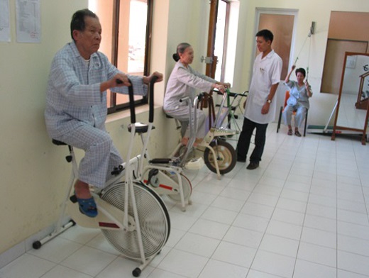 Xe đạp tập thể dục cho người già