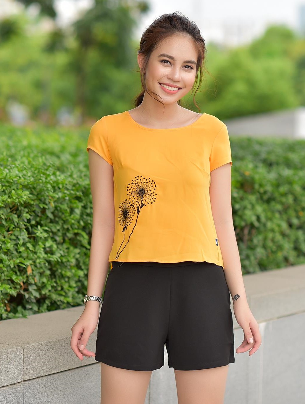 Áo croptop họa tiết hoa cách điệu