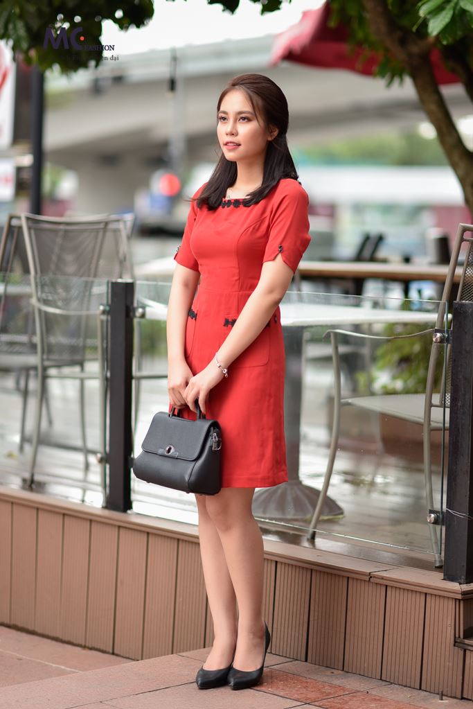 Đầm suông màu đỏ năng động