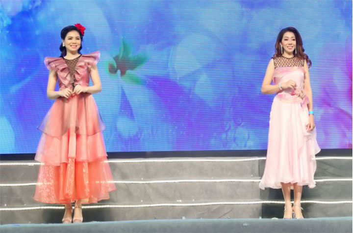 Doanh nhân Nguyễn Thị Hoàng Anh (trái) - GĐKD Công ty May mặc Viễn Đăng & Doanh nhân Lê Thị Kim Châu (phải) - GĐ Spa Tatu Luxury trẻ trung và duyên dáng trong chiếc đầm Cocktail của Sensorial