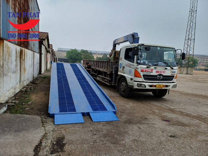 Lắp đặt cầu container 10 tấn grating tại Phù Ninh, Phú Thọ