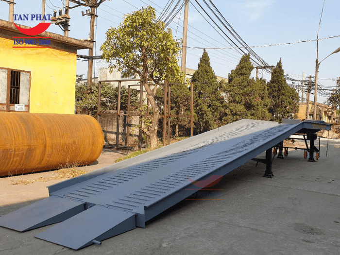 Cầu dẫn lên container 10 tấn 13x2.35m giao hoàn thiện tại Đông Anh, Hà Nội